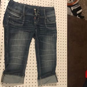 Almost famous Capri jeans